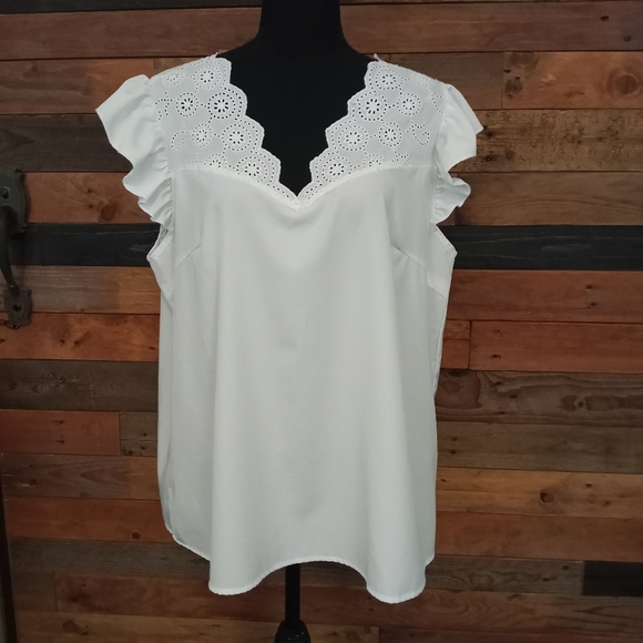 unbranded Tops - EUC White Eyelet Top - XL